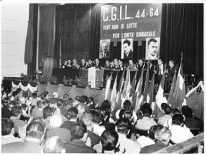 Manifestazione celebrativa Cgil: sul palco i ritratti di Achille Grandi, Giuseppe Di Vittorio, Bruno Buozzi, 1964, fotografia di Silvestre Loconsolo, Archivio del Lavoro, Sesto San Giovanni.