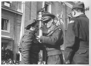 Ravenna, piazza Garibaldi, 4 febbraio 1945, il Gen. McCreery appunta a Bulow la Medaglia d'Oro al V. M